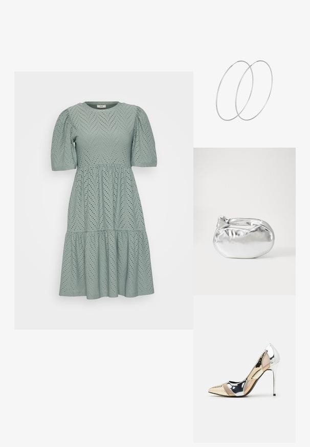 Světlé zelené šaty s krátkými nafouklými rukávy, strukturovaná tkanina s chevronovým vzorem a výstřihovými detaily, rozšířená sukně s vrstveným lemem.; Lodička s špičatou špičkou a kombinací stříbrné, zlaté a tělové barvy. Lesklý povrch s vykrojeným designem, s jehlovým podpatkem.; Stříbrná kovová taška s měkkým, zaobleným tvarem a uzávěrem s uzlem. Vyrobena z hladké umělé kůže.; Stříbrné kruhové náušnice s minimalistickým designem. Kruh, hladký povrch a tenký profil. Lehká konstrukce s lesklým povrchem.