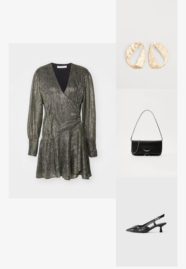 Sjajna, metalik haljina omot sa dubokim V-izrezom, dugim rukavima i raširenom suknjom. Ima teksturirani vertikalni uzorak u tamnosivoj boji.; Crne kožne cipele s remenom oko pete, s izduženim vrhom, dekorativnim trakama s metalnim rupama i niskom blok petom. Teksturirana površina.; Crna kožna torba s srebrnim lanac strapom, s dekorativnim krilnim naglascima i bijelim šavovima duž donjeg šava.; Par zlatnih metalnih naušnica nepravilnog ovalnog oblika s teksturiranom, blago kovanom površinom na bijeloj pozadini.