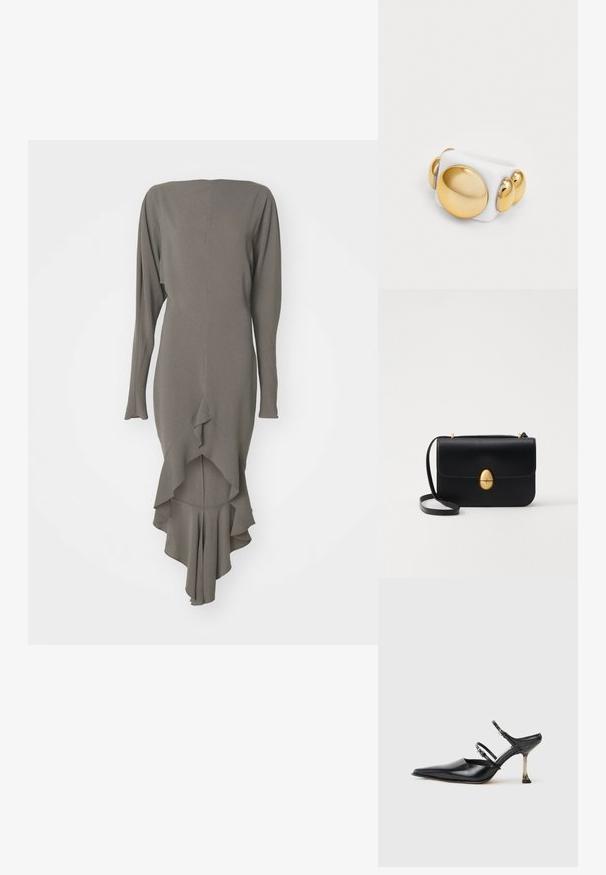 Rochie lungă, ajustată, dintr-un material verde măsliniu, cu decolteu tip barcă, mâneci lungi și un tiv cu volanase în straturi care se termină în vârf.; Pantofii slingback din piele neagră cu vârf ascuțit, dotati cu două curele ajustabile și un toc metalic. Textură netedă și design minimalist.; Geantă de mână din piele neagră, cu o formă rectangulară structurată. Are un capac oval auriu și o curea subțire pentru umăr. Textură netedă.; Inel alb cu o finisare lucioasă, având un accent circular mare din aur și trei sfere mai mici din aur pe o parte. Textură netedă.