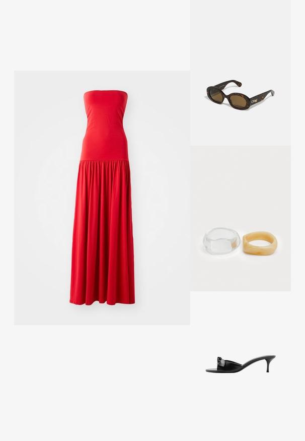 Červené maxi šaty bez ramínek s přiléhavým korzetem a nařasenou, splývavou sukní. Vyrobeno z hladkého, lehkého materiálu.; Černé kožené nazouváky s mašlí, otevřenou špičkou a úzkým vysokým podpatkem. Hladký povrch a minimalistický design.; Sluneční brýle v želvovinovém designu s oválnými rámy, hnědými skly a logem "Chloé" na nožičce. Hladký plastový materiál s lesklým povrchem.; Průhledné a jantarové prsteny z pryskyřice, jeden hladký a transparentní, druhý s texturovaným jantarovým povrchem. Oba mají zaoblené, robustní tvary.