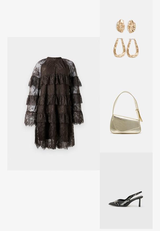 Μαύρο φόρεμα δαντέλας με τριγωνικά βολάν, διαφάνειες μακριά μανίκια και λουλουδάτα μοτίβα, με ψηλό λαιμό και μήκος μέχρι το γόνατο.; Μαύρο παπούτσι slingback από πατέντο δέρμα με μυτερή μύτη, λουράκια στον αστράγαλο που διαθέτουν ασημένιες αγκράφες και μεταλλικά στοιχεία, και λεπτό τακούνι.; Χρυσή μεταλλική τσάντα χειρός με δομημένο σχέδιο, λεία υφή και ρυθμιζόμενο λουρί. Διαθέτει μοναδικό τριγωνικό σχήμα και μινιμαλιστική ραφή.; Χρυσά σκουλαρίκια με υφή, κυματιστά σχήματα. Περιλαμβάνουν γλυπτικά κλιπ-σε σκουλαρίκια και σχέδιο ανοιχτού σκουλαρικιού με σφυρήλατη επιφάνεια.