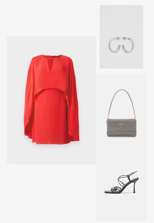 Raudona ilgomis rankovėmis suknelė su laisvu, apsiaustą primenančiu sluoksniu ant liemens ir mažu priekinio V formos iškirpimu, eksponuojama ant balto fono.; Juodos aukštakulnės sandalai pasižymi plonyčiais dirželiais su mazgo dizainu, lygiu kvadratiniu pirštu ir elegantišku stiletto kulnu.; Šviesiai pilka metalinė rankinė su grandinėlės dirželiu, papuošta mažais apvaliais metaliniais smeigėmis ir trikampiu prekės ženklu.; Sidabrinės auskarai žiedai su lygiu, blizgiu paviršiumi. Suapvalinta forma, lengvas dizainas, su uždarymu ant smeigtuko.