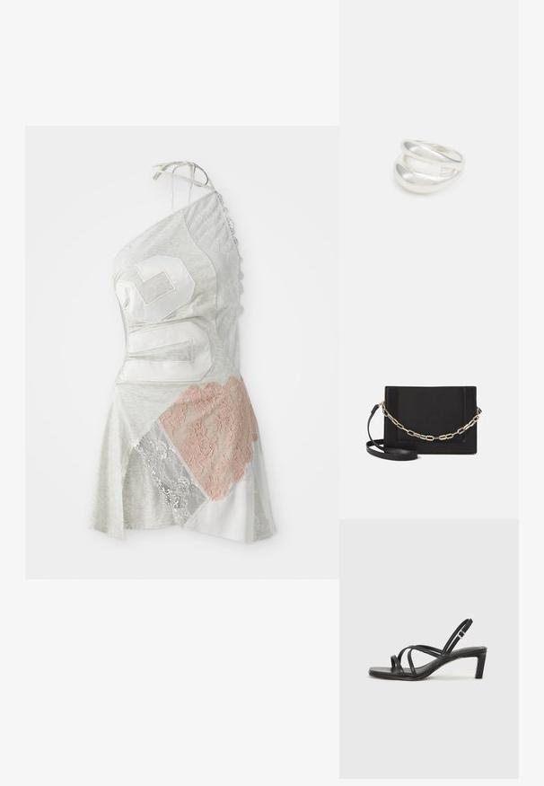 Asümmeetriline kleit on valmistatud hallist kangast, millel on lapitöödisain, sealhulgas valged ja heledat roosa pitsaktsendid ning suur valge number 26.; Mustast rihmajalatsid ruudukujulise varba ja madala ploki kontsaga. Omab mitmeid õhukesi rihmasid ja reguleeritavat pahkluu rihma. Valmistatud siledast nahast.; Mustast nahast õlakott, mis omab siledat tekstuuri, ristküliku kuju ning esiküljel metallketi detaili. Reguleeritav rihm on kaasas.; Hõbedane kahekordne rõngas sujuva, poleeritud pinnaga. Omab voolavat, kõverat disaini, millel on kattuvad sektsioonid, et saavutada kaasaegne ilme.