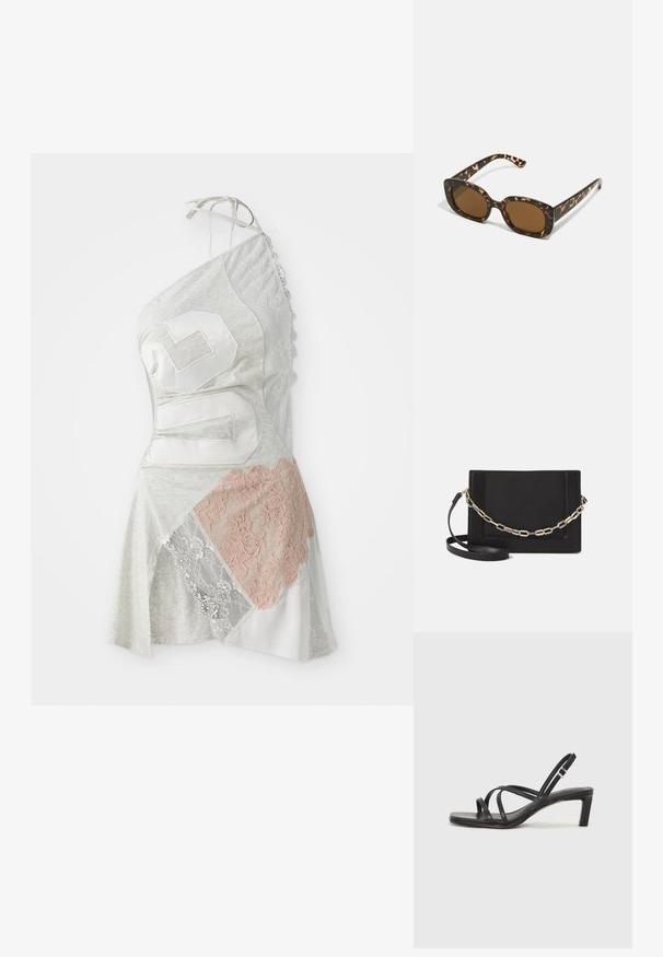 Asimetrična obleka ima sivo tkanino z patchwork oblikovanjem, vključno z belimi in svetlo rožnatimi čipkastimi akcenti ter velikim belim številom 26.; Črne natikače s trakovi in kvadratnim prstom ter nizkim blokastim peto. Imajo več tankih trakov in nastavljiv trak okoli gležnja. Narejene so iz gladkega usnja.; Sončna očala iz kornjačine s poudarjenim, okroglim okvirjem in rjavimi lečami. Imajo subtilne vzorce in ravne, zožene ročke.; Črna usnjena torba čez ramo z gladko teksturo, pravokotno obliko in kovinskim verižnim detajlom spredaj. Vključena je nastavljiva naramnica.