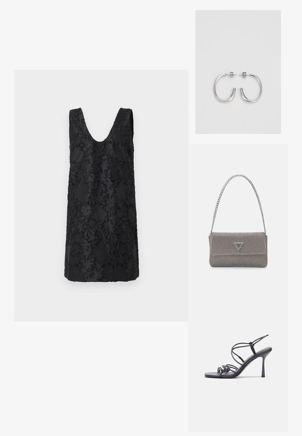 Robe noire avec un décolleté en V, sans manches et une texture à motif de feuilles intricate. Confectionnée en tissu doux et léger.; Des sandales noires à talons hauts avec des fines lanières au design noué, un bout carré lisse et un talon aiguille élégant.; Sac à main en métal gris clair avec une bandoulière en chaîne, orné de petits clous métalliques ronds et d'un logo de marque triangulaire.; Boucles d'oreilles en argent avec une finition lisse et brillante. Forme arrondie, conception légère, avec un fermoir à tige.
