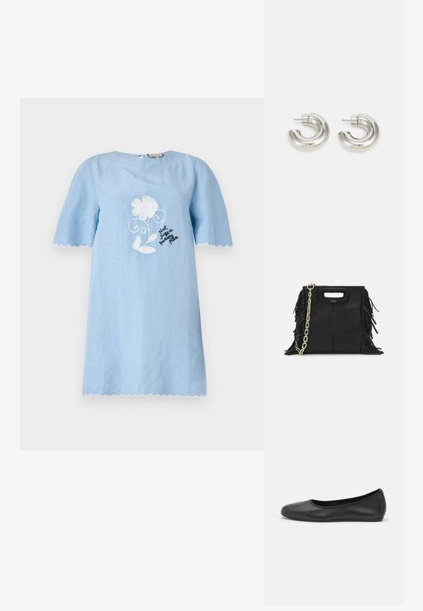 Helles blaues kurzärmeliges Kleid mit gewelltem Saum, das weiße Blumendekorationen und schwarzen Text mit der Aufschrift "Nicht nur ein hübsches Gesicht" zeigt.; Schwarze Leder-Ballettschuhe mit abgerundeter Spitze, glatter Textur, minimalen Nähdetails und einem flexiblen Sohlen-Design.; Schwarze Lederhandtasche mit Fransen-Details, goldener Ketten-Schulterriemen und einem ausgeschnittenen Griff. Mit Logoplatzierung auf der Vorderseite.; Silberfarbene Creolen mit einem glatten, geschwungenen Design und strukturierten Oberflächen, ausgestattet mit einem Stecker zum Befestigen.