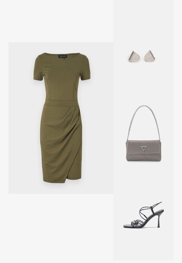 Olíva zöld, testhez simuló ruha rövid ujjakkal, kerek nyakkivágással és oldalsó redőzéssel. Finom, rugalmas anyagból készült.; Fekete magas sarkú szandálok vékony pántokkal, csomózott mintával, sima négyzetes orral és karcsú stiletto sarkal rendelkeznek.; Világosszürke fémes kézitáska lánc pánttal, kis kör alakú fém kifinomult díszítéssel és háromszög alakú márkagéppel.; Ezüst fém fülbevalók sima, csepp alakú formával és fényes felülettel. Finom gravírozások teszik részletessé. Minimalista dizájn.