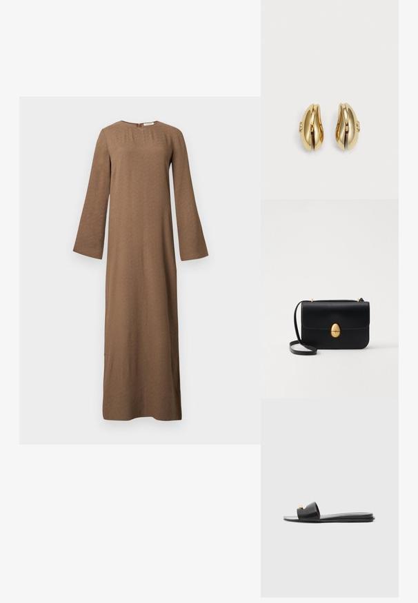 Pikk pruuni värvi kleit ümmarguse kaelusega, pika laia varrukaga ja seljaosas lukuga, esitatud valgel taustal.; Mustad musta sandaalid laia pealskega, siledast nahast, avatud varvaste disainiga ja kuldse aktsendiga rihmal. Tasane tald.; Must kase nahast käekott, millel on struktureeritud ristkülikukujuline kuju. Omab kuldset ovaalset lukku ja õhukest õlavarre rihma. Sile tekstuur.; Kuldtooni kõrvarõngad voolava ja kõvera disainiga. Igal kõrvarõngal on sile pind ja väike klamber dekoratiivse detailiga.