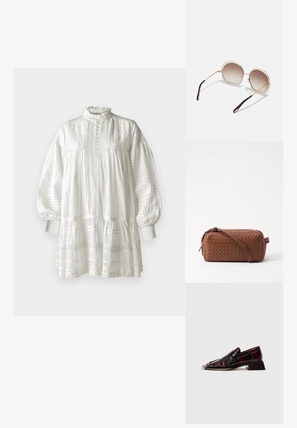 Vanessa Bruno DIANE - Freizeitkleid - blanc; Dunkelburgunderfarbene Lackleder-Loafer mit strukturiertem Finish, niedrigem Blockabsatz und klassischem Penny-Riemen-Dekor, seitlich dargestellt.; CHLOÉ CARLINA OVERSIZED ROUND METAL SUNGLASSES - Sonnenbrille - gold-coloured/brown; Braune geflochtene Lederhandtasche mit rechteckiger Form, glatter Oberfläche, Reißverschluss und einem Schultergurt. Verfügt über einen seitlichen Henkel und goldene Akzente.