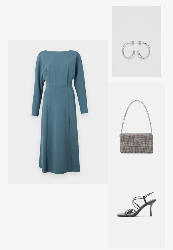 Šaty s dlhým rukávom z teal látky, s okrúhlym výstrihom, priliehavým telom a splývavou sukňou so švom po prednej strane pre štruktúru.; Čierne sandále na vysokom podpätku majú tenké remienky s uzlovým dizajnom, hladký štvorcový špičku a elegantný stiletto podpätok.; Svetlošedá metalická kabelka s reťazovým popruhom, ozdobená malými kruhovými kovovými štítkami a trojuholníkovým logom značky.; Strieborné kruhové náušnice s hladkým a lesklým povrchom. Okrúhly tvar, ľahký dizajn, s uzáverom na kolík.