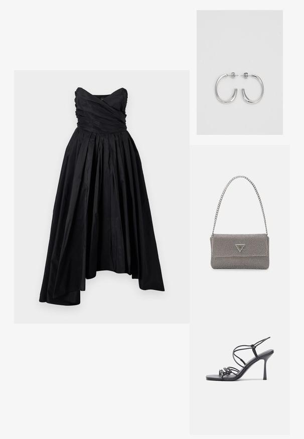 Vestido de noite preto sem alças, com corpete drapeado e saia ampla e fluída. Feito de tecido texturizado, com pregas e bainha assimétrica.; As sandálias de salto alto pretas apresentam tiras finas com um design em nó, uma biqueira quadrada lisa e um elegante salto agulha.; Bolsa metálica cinza claro com uma alça de corrente, adornada com pequenos rebites metálicos circulares e um logótipo triangular da marca.; Brincos de argola prateados com um acabamento suave e brilhante. Forma arredondada, design leve, com fecho de pino.