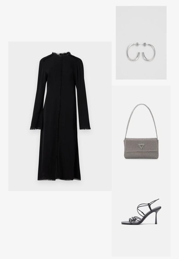 Długa czarna sukienka wykonana z miękkiego materiału, o prostym kroju, z frędzlami na brzegach i długimi rękawami z szerokimi mankietami. Brak zapięć.; Czarne sandały na wysokim obcasie mają cienkie paski z węzłowym wzorem, gładki, kwadratowy czubek i smukły obcas w stylu szpilki.; Jasnoszara metaliczna torebka na łańcuszku, ozdobiona małymi okrągłymi metalowymi ćwiekami oraz trójkątnym logo marki.; Srebrne kolczyki na biglu o gładkim, błyszczącym wykończeniu. O zaokrąglonym kształcie, lekkim designie, z zamknięciem na zatrzask.