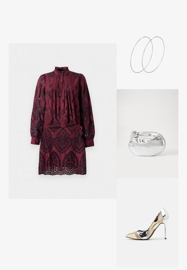 Bordo obleka z dolgimi rokavi, nabranim sprednjim delom, nabranim ovratnikom in zapletenimi črnimi vezeninami. Izrezovanje po obodu.; Čevlji z visoko peto in konico, v barvni kombinaciji srebrne, zlate in nude. Sijajna obdelava z izrezljanim dizajnom, z igličasto peto.; Srebrna kovinska torbica z mehko, zaobljeno obliko in zavezano zgornjo zaporo. Narejena iz gladkega umetnega usnja.; Srebrne uhane v obliki obroča z minimalističnim dizajnom. Krožna oblika, gladka tekstura in tanek profil. Lahki s poliranim zaključkom.