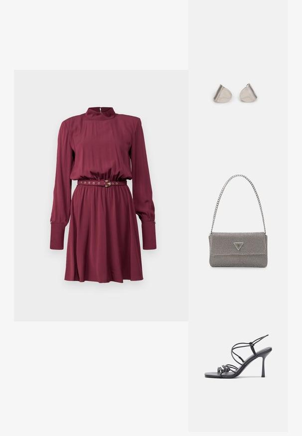 Burgunderrotes langärmliges Kleid mit hohem Kragen, tailliertem Schnitt und abnehmbarem Gürtel mit metallischen Akzenten sowie einem rüschigen Rock. Glatte Stofftextur.; Schwarze, hochhackige Sandalen mit dünnen Riemen und einem geknoteten Design, einer glatten, rechteckigen Zehenpartie und einem eleganten Stiletto-Absatz.; Hellegraue metallische Handtasche mit einer Kettenriemen, verziert mit kleinen kreisförmigen metallic Nieten und einem dreieckigen Markenlogo.; Silberne Metalohrringe mit einer glatten, tröpfchenförmigen Form und einer polierten Oberfläche. Subtile Gravuren fügen Details hinzu. Minimalistisches Design.