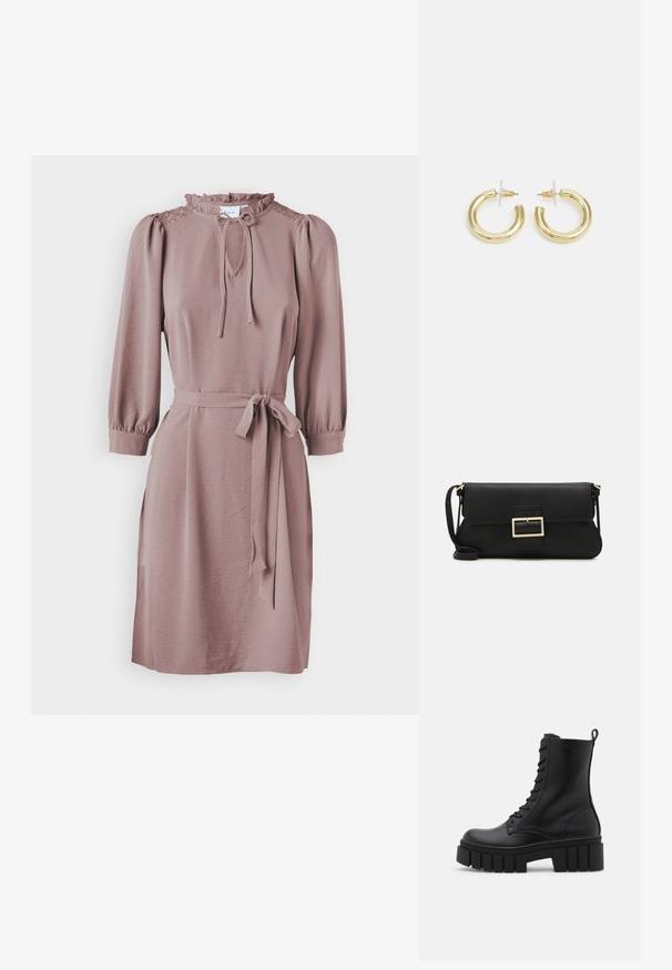 Mavčna obleka z nabranim ovratnikom, vezanjem okoli vratu in tridelnimi napihanimi rokavi. Vključuje ujemajoč trak iz blaga in teksturirano tkanino.; Črne usnjene gležnjarje z debelim, rebrastim podplatom, vezanjem na sprednji strani in zanka za vlečenje na gladki beli podlagi.; Črna usnjena torbica na preklop z zlato kovinsko zaponko. Vključuje črn trak in eleganten, minimalističen dizajn.; Zlate uhane v obliki obročkov z gladko, sijočo površino. Krožna zasnova s majhnim nosilcem in prozornim podplatom za varno nošenje.