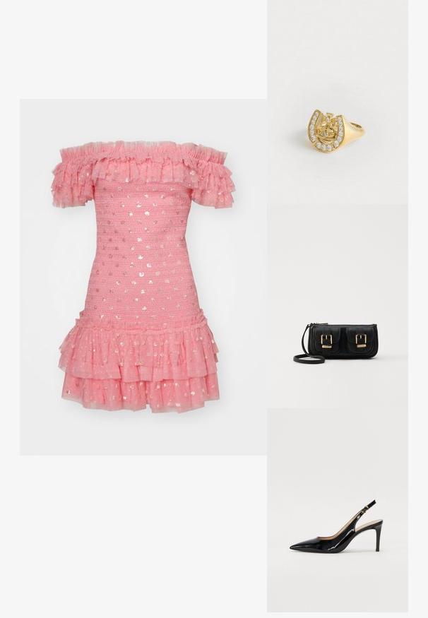Różowa sukienka na jedno ramię z falbaniastymi rękawami, marszczonym gorsetem i warstwową spódnicą z falbanami, zdobioną błyszczącymi złotymi akcentami.; Czarne lakierowane szpilki typu slingback z szpiczastym noskiem, smukłym obcasem i subtelnym wycięciem. Posiadają złotą klamrę na pasku.; Czarna skórzana torba na ramię z dwoma przednimi kieszeniami, złotymi klamrami, zamkiem błyskawicznym i cienkim paskiem. Teksturowana powierzchnia i kompaktowy prostokątny kształt.; Złoty pierścionek z wzorem korony wewnątrz podkowy, ozdobiony małymi przezroczystymi kamieniami szlachetnymi, na białym tle.