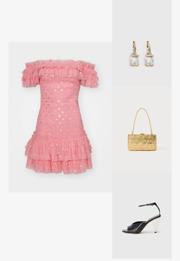 Růžové off-shoulder šaty s volánkovými rukávy, smockovaným korzetem a sukní s vrstvami volánků, doplněné lesklými zlatými akcenty.; Černé kožené sandály na vysokém podpatku s otevřenou špičkou, asymetrickým designem, ankle strap a kovovým kuželovitým podpatkem. Hladký povrch po celé délce.; Zlatá flitrová kabelka ve tvaru obdélníku, s propleteným řetízkovým uchem a kovovým zapínáním, odrážející světlo s texturovaným povrchem.; Náušnice ve zlatém odstínu s obdélníkovým, průhledným krystalem zavěšeným pod řadou malých, kulatých průhledných akcentů. Elegantní, moderní design.
