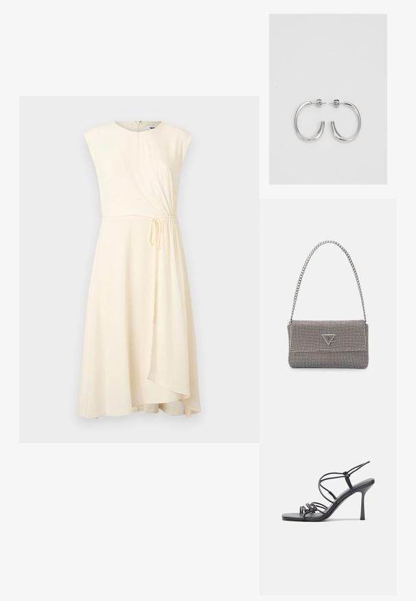 Krémové šaty s priliehavým telom, krátkymi rukávmi a zbieraným detailom na boku. Hladká textúra, dĺžka po kolená a zips vzadu.; Čierne sandále na vysokom podpätku majú tenké remienky s uzlovým dizajnom, hladký štvorcový špičku a elegantný stiletto podpätok.; Svetlošedá metalická kabelka s reťazovým popruhom, ozdobená malými kruhovými kovovými štítkami a trojuholníkovým logom značky.; Strieborné kruhové náušnice s hladkým a lesklým povrchom. Okrúhly tvar, ľahký dizajn, s uzáverom na kolík.
