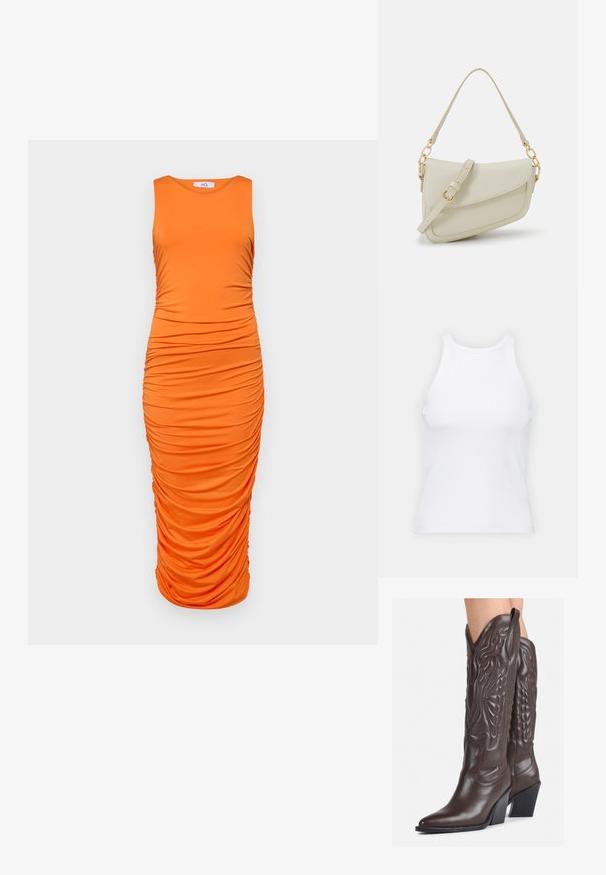 Oranžové bezrukávové priliehavé šaty s horizontálnym nariasením po tele, hladká elastická tkanina, dĺžka po kolená.; Biela bezrukávová tielko vyrobené z rebrovanej látky, s okrúhlym výstrihom a priliehavým strihom, s minimálnymi švami a bez ozdôb.; Hnedé kožené kovbojské topánky s špicatou špičkou a blokovým podrážkou, so zložitým prešívaním a vyvýšenými akcentmi na puzdre.; Malá krémová kabelka s textúrovaným povrchom, dlhým nastaviteľným popruhom, reťazovým detailom a klopovým uzáverom. Zlaté kovové prvky.