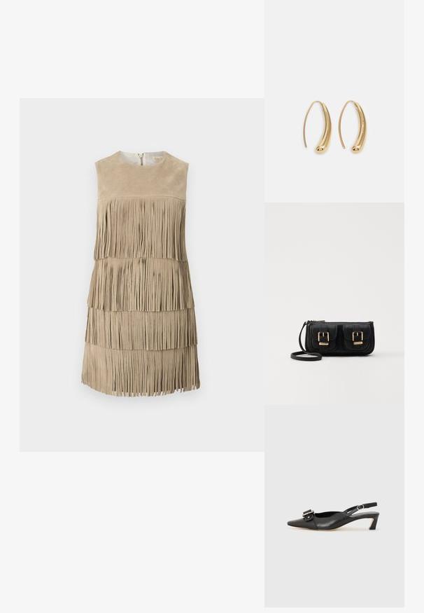 Beiges Wildlederkleid mit geschichtetem Fransen-Detail. Rundhalsausschnitt mit einem Reißverschluss auf der Rückseite. Glatte Textur, überknielange Länge.; Schwarzer Leder Slingback-Schuh mit spitzer Zehenform, kleinem Absatz und dekorativem Schnallen-Detail auf dem Obermaterial. Glatte Textur, minimalistisches Design.; Schwarze Leder-Umhängetasche mit zwei vorderen Taschen, goldenen Schnallen, Reißverschluss und einem schmalen Tragegurt. Texturierte Oberfläche und kompakte rechteckige Form.; Goldfarbene Metall-Hoops mit einer geschwungenen, länglichen Form. Sie verfügen über eine glatte, glänzende Oberfläche und eine abgerundete Spitze für zusätzliche Details.