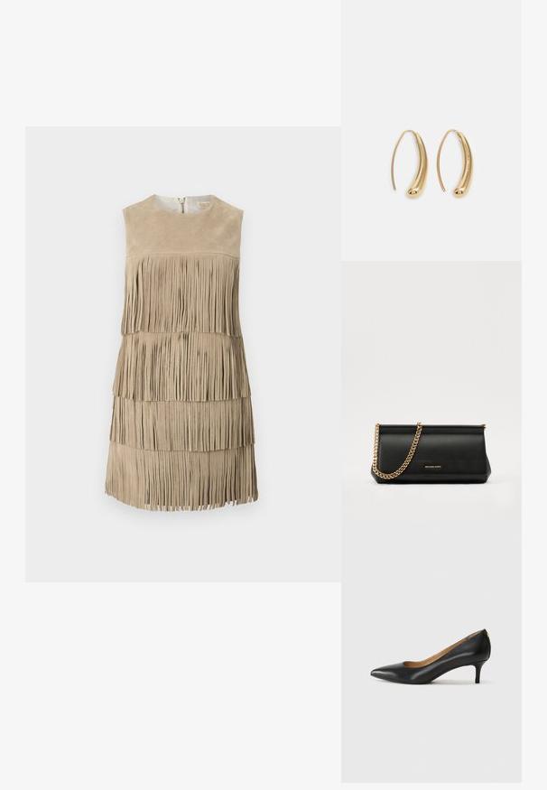 Bež haljina od sueda s slojevitim resicama. Okrugli izrez sa zatvaračem na leđima. Glatka tekstura, dužina iznad koljena.; Crne kožne cipele s uskim vrhom, niskom petom i glatkom teksturom. Imaju blago otvaranje sprijeda i minimalne metalne detalje straga.; Crna kožna torbica sa zlatnim lančićem, koja se odlikuje glatkom teksturom, pravokutnim oblikom i utisnutim brendom na prednjoj strani.; Zlatne metalne naušnice u obliku obruča s zakrivljenim, izduženim oblikom. Imaju glatku, sjajnu površinu i zaobljeni vrh za dodatni detalj.