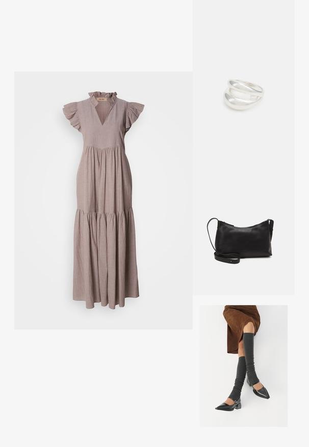 Maxikjole i lys taupe linned, med rynket halslinje, korte ærmer og en tiered skørt design for en flydende silhuet.; Sorte lakkpumps med spiss tå, blokkhel, og ankelstropp, kombinert med grå ribbestrikkede beinvarmere og et brunt semsket skinn skjørt.; Svart skinn skulderveske med glatt tekstur, buet form, justerbar stropp og glidelås. Minimalistisk design uten dekorasjoner.; Sølv ring med dobbelt bånd og en glatt, polert overflate. Har et flytende, buet design med overlappende seksjoner for et moderne utseende.