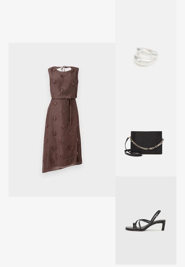 Rudas suknelė, pagaminta iš tekstūruotos medžiagos, puošta siuvinėtais gėlių raštais, su apvaliu iškirpimu, užsegamu nugaroje ir įtemptu liemeniu, kuris papuoštas diržu.; Juodi šlepetės su kvadratiniu pirštu ir žemu bloku kulnu. Yra keli ploni dirželiai ir reguliuojamas kulkšnies diržas. Pagaminti iš lygios odos.; Juodas odinis per petį nešiojamas krepšys turi lygų paviršių, stačiakampio formą ir metalinę grandinėlę priekyje. Pridedama reguliuojama dirželis.; Sidabrinis dvigubas žiedas su lygiu, poliruotu paviršiumi. Pasižymi sklandžiu, kreiptu dizainu su persipinančiomis dalimis, suteikiančiomis modernų išvaizdą.