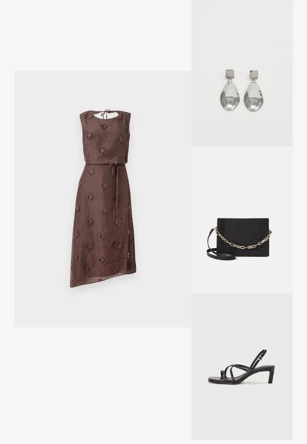 Smeđa haljina od teksturiranog materijala s izvezenim cvjetnim uzorcima, okruglim izrezom s vezanjem na leđima i strukirana pojasom.; Crne sandale s trakama, kvadratnim prstom i niskom blok petom. Ima više tankih trakica i podesivu trakicu oko gležnja. Izrađene su od glatke kože.; Crna kožna torba preko tijela s glatkom teksturom, pravokutnim oblikom i metalnim lancem na prednjoj strani. Uključena je podesiva naramenica.; Srebrne naušnice u obliku kapi s kvadratnom kopčom, koji imaju glatku, sjajnu završnu obradu i oblik suze, odražavajući svjetlost s sjajnom površinom.