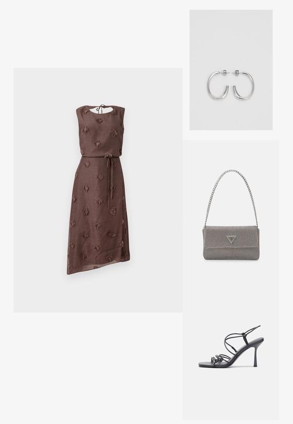 Hnedé šaty z texturovanej látky s vyšívanými kvetinovými vzormi, okrúhlym výstrihom a zaviazaním na chrbte, a s užším pásom s opaskom.; Čierne sandále na vysokom podpätku majú tenké remienky s uzlovým dizajnom, hladký štvorcový špičku a elegantný stiletto podpätok.; Svetlošedá metalická kabelka s reťazovým popruhom, ozdobená malými kruhovými kovovými štítkami a trojuholníkovým logom značky.; Strieborné kruhové náušnice s hladkým a lesklým povrchom. Okrúhly tvar, ľahký dizajn, s uzáverom na kolík.