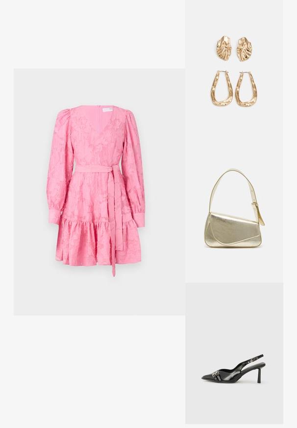 Rožinė suknelė su V formos iškirpte, ilgomis pūstomis rankovėmis, tekstūruotu gėlių raštu, juosmens diržu ir pločiu sijonu su raukšlėtu pamušalu.; Juodas lakuotas odinis batelis su smailiu pirštu, kulkšnies dirželiais su sidabrinėmis sagtimis ir detalėmis, bei plonu kulnu.; Aukso metalinės rankinės su struktūrizuotu dizainu, lygaus paviršiaus ir reguliuojama dirželiu. Pasižymi unikaliu trikampiu pavidalu ir minimalizmu siuvinėjime.; Auksinės auskarai, turintys tekstūruotus, bangų formos elementus. Įeina skulptūriniai segami auskarai ir atviri lankai su išmuštu paviršiumi.