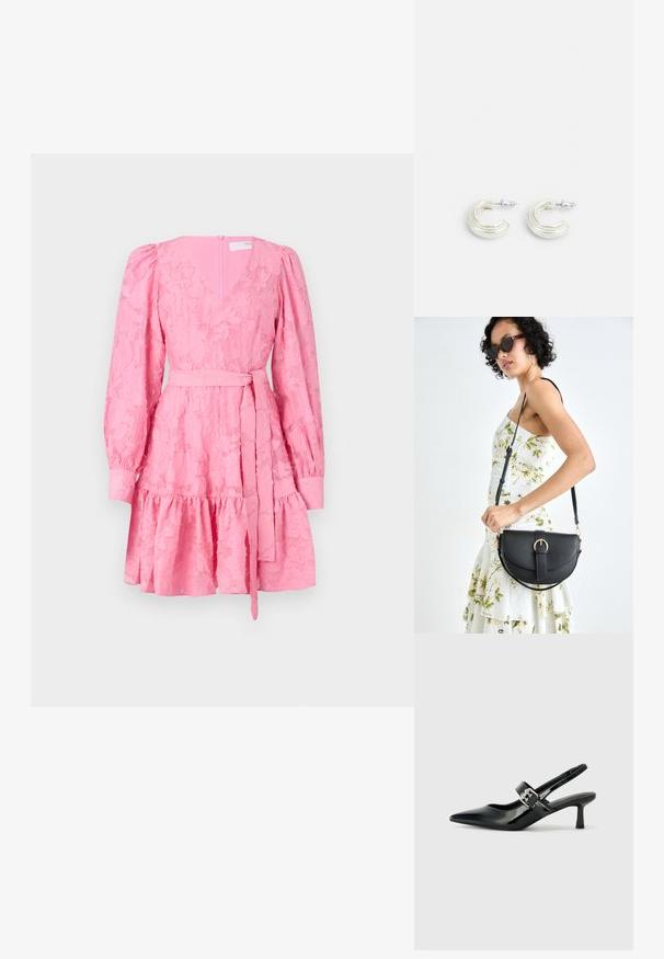 Różowa sukienka z dekoltem w serek, długimi bufkami, teksturowanym wzorem kwiatowym, paskiem w talii oraz rozkloszowanym dołem z falbaniastym wykończeniem.; Czarne lakierowane szpilki slingback z wąskim noskiem i małym słupkiem, z ozdobnym srebrnym klamrą na pasku.; Czarna skórzana torebka o zakrzywionym kształcie, z odpinanym paskiem i złotymi akcentami. Torebka posiada klapę z zapięciem w kształcie klamry.; Srebrne kolczyki w splocie w kształcie obręczy, z teksturowaną powierzchnią i żłobieniami, zapinane na zapięcie typu sztyft.