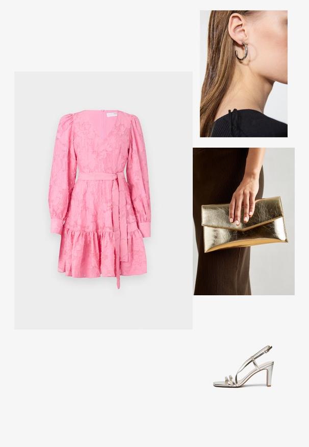 Ružové šaty s výstrihom do V, dlhými balónovými rukávmi, textúrovaným kvetinovým vzorom, pásovým viazaním a rozšírenou sukňou s volánovým lemom.; Metalické strieborné sandále na vysokom podpätku s otvorenou špičkou, s tromi tenkými popruhmi cez nohu a remienkom okolo členka so sponou.; Zlatá metalická kabelka cez plece s hladkým povrchom, ktorá má trojuholníkové uzavretie. Ruka ju drží a má starostlivo upravené nechty.; Strieborná kruhová náušnica s lesklým povrchom, obsahujúca malé zlaté akcenty a okrúhly tvar, nosená na lalôčiku ucha.