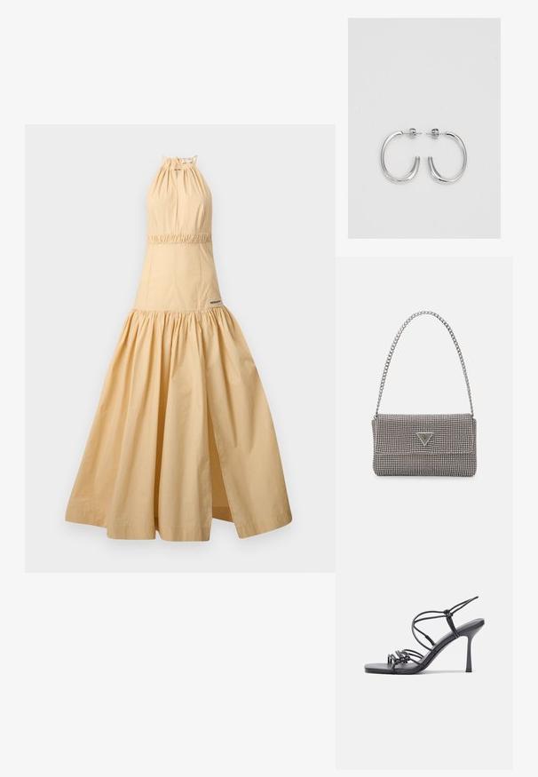 Halterkleid aus leichtem beigen Baumwollstoff, mit gerafftem Taillenbereich, fließendem Rock und seitlichem Schlitz. Markenlabel in der Nähe des Saums sichtbar.; Schwarze, hochhackige Sandalen mit dünnen Riemen und einem geknoteten Design, einer glatten, rechteckigen Zehenpartie und einem eleganten Stiletto-Absatz.; Hellegraue metallische Handtasche mit einer Kettenriemen, verziert mit kleinen kreisförmigen metallic Nieten und einem dreieckigen Markenlogo.; Silberne Creolen mit einer glatten, glänzenden Oberfläche. Abgerundete Form, leichtes Design, mit einer Steckverschluss.