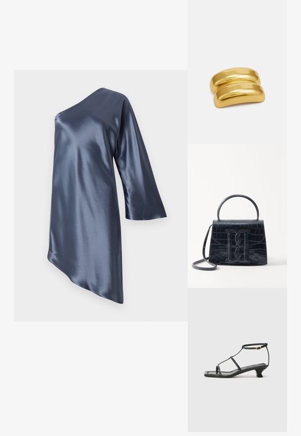 Asymetrická saténová šaty v tmavom námorníckom odtieni, s jedným dlhým rukávom a hladkým, lesklým povrchom s diagonálnym lemom.; Čierna kožená sandála so štvorcovou špičkou, tenkými popruhmi, nastaviteľným pásikom okolo členka a nízkym podpätkom. Obsahuje malý zlatý akcent na popruhu.; Čierna kabelka z krokodílovej embosovanej kože so štruktúrovaným dizajnom, horným uchom, nastaviteľným popruhom a výrazným predným logom.; Zlatá kovová sponka do vlasov s hladkým, zaobleným dizajnom. Povrch je reflexný a má spojený, zakrivený tvar bez ďalších ozdôb.