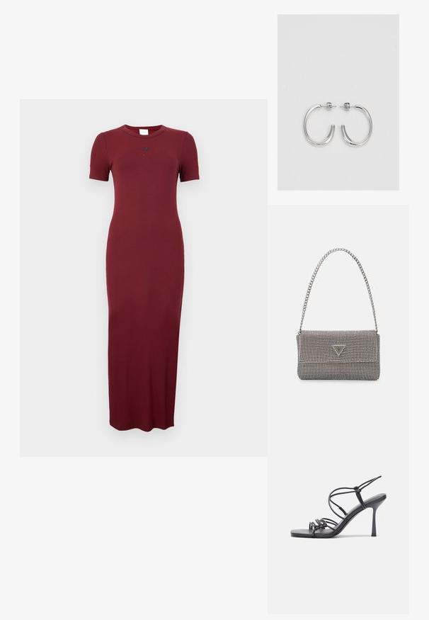 Burgundowa, prążkowana sukienka maxi z krótkimi rękawami, okrągłym dekoltem i subtelnym logo na piersi. Gładka struktura i dopasowany krój.; Czarne sandały na wysokim obcasie mają cienkie paski z węzłowym wzorem, gładki, kwadratowy czubek i smukły obcas w stylu szpilki.; Jasnoszara metaliczna torebka na łańcuszku, ozdobiona małymi okrągłymi metalowymi ćwiekami oraz trójkątnym logo marki.; Srebrne kolczyki na biglu o gładkim, błyszczącym wykończeniu. O zaokrąglonym kształcie, lekkim designie, z zamknięciem na zatrzask.