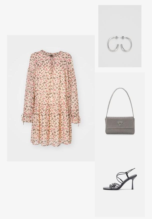 Blommig knälång klänning i lätt material, med en rosafärgad bakgrund, rosa och bruna blommor, samt rynkade ärmar med snörning.; Svarta högklackade sandaler har tunna remmar med en knuten design, en slät fyrkantig tå och en smal stilettklack.; Ljusgrå metallisk handväska med kedjestropp, prydd med små cirkulära metallnitar och en triangulär logotyp.; Silver hoopsörhängen med en slät, glänsande yta, med en böjd form och post-stängning. Minimalistisk design med en modern finish.