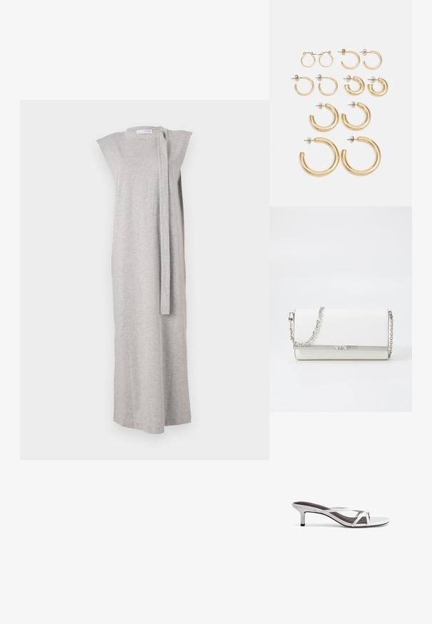 Szara sukienka bez rękawów z miękkiego materiału, charakteryzująca się prostą sylwetką, dekoltem w łódkę oraz bocznym wiązaniem jako zapięciem.; Srebrne sandały na obcasie z krzyżującymi się paskami, o gładkiej fakturze i spiczastym nosku. Obcas ma wysokość około dwóch cali.; MICHAEL Michael Kors - Torba na ramię; Zestaw złotych kolczyków w kształcie kół, oferujący różne rozmiary i wzory, w tym małe, średnie i duże style, z gładkimi metalicznymi wykończeniami.
