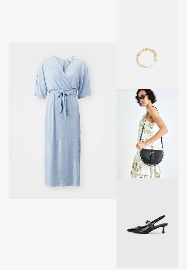 Jasnoniebieska sukienka o kroju kopertowym z krótkimi rękawami, teksturowany materiał z wzorem w zygzak oraz materiałowy pasek w talii.; Czarne lakierowane szpilki slingback z wąskim noskiem i małym słupkiem, z ozdobnym srebrnym klamrą na pasku.; Czarna skórzana torebka o zakrzywionym kształcie, z odpinanym paskiem i złotymi akcentami. Torebka posiada klapę z zapięciem w kształcie klamry.; Pierścionek w odcieniu złota z organicznym, skręconym wzorem, o gładkiej fakturze i zwężających się końcach, tworzący nowoczesny, rzeźbiarski wygląd.
