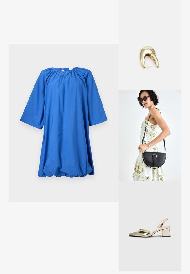 Haljina od plave pamučne tkanine kratkih rukava s okruglim izrezom, nabranom tkaninom i slobodnim siluetom. Ima zaobljen rub na dnu.; Zlatni metalik slingback sandali s šiljatim vrhom i debelim potpeticama. Glatka tekstura, minimalistički dizajn i uski remen.; Crna kožna torba s lukovitim oblikom, odvojivim remenom i zlatnim detaljima. Torba ima preklop s kopčom.; Zlatne metalne naušnice s elegantnim, zakrivljenim dizajnom. Imaju karakterističan šiljast oblik, poliranu površinu i zatvaranje na šarku.