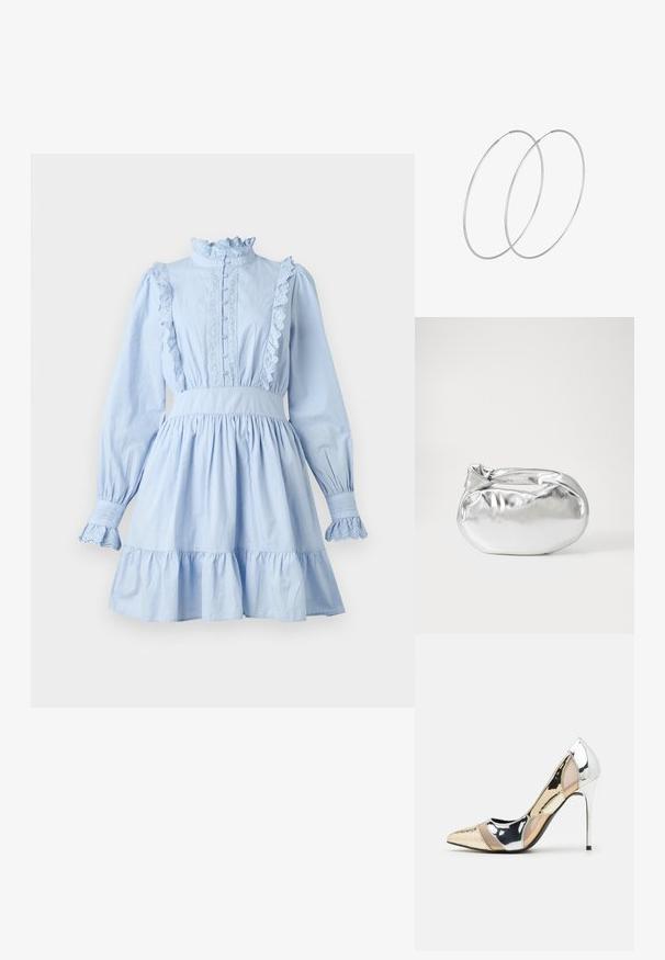 Šviesiai mėlyna suknelė su ilgomis rankovėmis, raukšlėtu apykakle, mygtukų užsegimu ir nėrinių detalėmis. Suknelė pasižymi prigludusia juosmeniu ir platėjančia sijonu su pakeltu kraštu.; Aštrus pirštas aukštakulnis batelis su sidabro, aukso ir nuogų spalvų deriniu. Blizgus paviršius su išpjovos dizainu, su stiletto kulnu.; Sidabrinė metalinė maišelio forma su švelnia, apvalia forma ir mazgu užveriamu viršumi. Pagaminta iš lygios dirbtinės odos medžiagos.; Sidabrinės pusmėnulio auskarai minimalistiniu dizainu. Apskritimo forma, lygus paviršius ir plonas profilis. Lengvi su poliruotu apdailu.