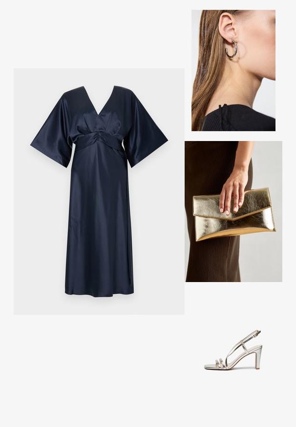 Tamsiai mėlynas satino suknelė su V formos iškirpte, plačiomis kimono rankovėmis ir surinktu akcentu ties liemeniu, krintančia iki vidurinės blauzdos ilgio.; Metallic sidabriniai aukštakulniai sandalai su atvira nosimi, turintys tris plonas dirželius per pėdą ir kulkšnies dirželį su sagtimi.; Auksinės metalinės rankinės su lygiu paviršiumi, kuri turi trikampio formos užsegimą. Ranką laikančioji turi tvarkingai prižiūrėtus nagus.; Sidabrinė lankinė auskarai su poliruotu paviršiumi, turintys mažus auksinius akcentus ir apvalią formą, dėvimi ant ausies kaušelio.