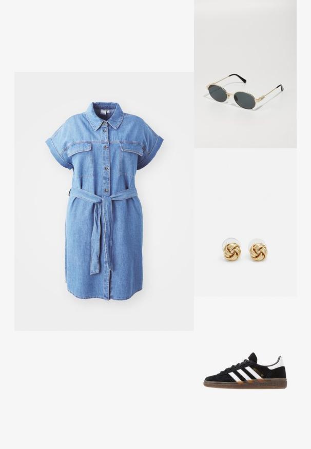 Kratka haljina od teksasa s kratkim rukavima, gumbima sprijeda, dva džepa na prsima i kaišem na vezanje u struku; ima ravni kroj i srednju dužinu.; Crni Adidas tenisice s bijelim prugama, zlatnim natpisom "Spezial", gumeni potplat i bijeli oznaka na peti, prikazane u bočnom pogledu.; Zlatne metalne sunčane naočale s ovalnim lećama i tamno obojenim lećama. Crni acetatni vrhovi na krakovima. Ime brenda "QUAY" sa strane.; Naušnice na stud s zlatnim tonom i uvrnutim dizajnom. Svaka naušnica ima okruglu prozirnu podlogu za sigurno nošenje.