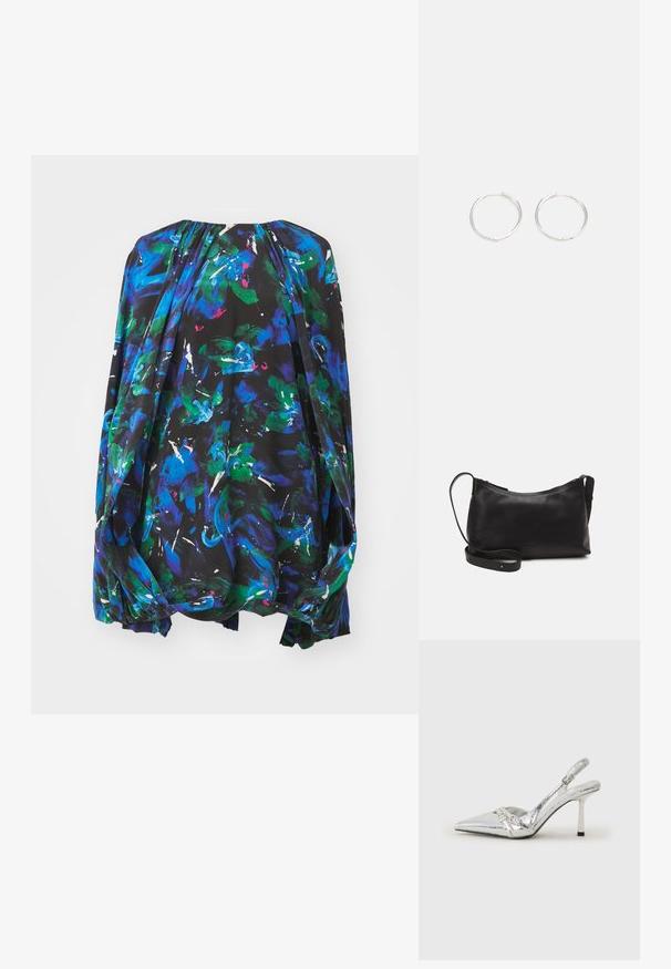 Laza fekete blúz élénk, absztrakt virágmintákkal kék, zöld és fehér színekben. Kerek nyakkivágás ráncos részletekkel és laza ujjak.; Ezüst slingback magas sarkú cipő hegyes orral, fémszerű felülettel, két dekoratív pánttal és vékony sarkú, fekete végű dizájnnal.; Fekete bőr válltáska sima felülettel, ívelt formával, állítható pánttal és cipzáras záródással. Minimalista dizájn díszítmények nélkül.; Ezüst karika fülbevalók, letisztult, kerek formával, sima felülettel és látható díszítés nélkül. A átmérő nem megadott.