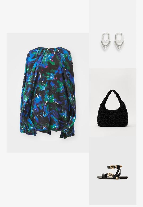 Laza fekete blúz élénk, absztrakt virágmintákkal kék, zöld és fehér színekben. Kerek nyakkivágás ráncos részletekkel és laza ujjak.; Fekete bőr szandál arany csattal, több hevederrel és lapos talpú dizájnnal, nyitott lábujjú viselethez.; Loeffler Randall SMOCKED HOBO - Kézitáska - black; Ezüst szív alakú lakatok, amelyeken vésett "IGEN" és "NEM" feliratok találhatók, polírozott felület, szimmetrikus kialakítás és robusztus fémcsat.