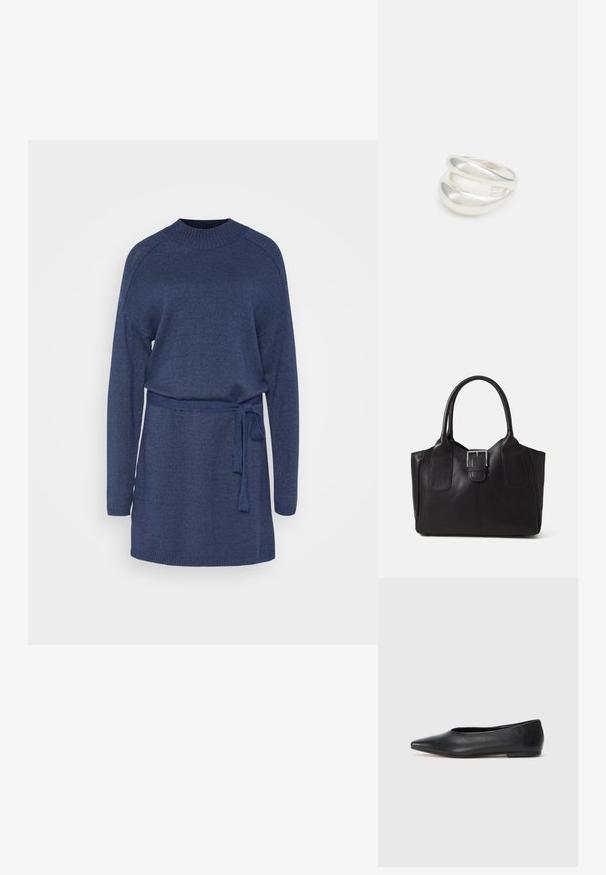 Mornarska pletena haljina s dugim rukavima, okruglim izrezom i pojasom u struku. Sadrži rebraste manžete i rub za dodatnu teksturu.; Crne kožne balerinke, uski vrh, minimalistički dizajn, glatka tekstura, niska peta, bez vidljivih dodataka ili ukrasa.; Crna kožna torba za nošenje s glatkom teksturom, strukturiranim oblikom, dvije ručke i istaknutim srebrnim kopčanjem na prednjoj strani.; Srebrna dvostruka prsten s glatkom, poliranom površinom. Karakterizira ga fluidan, zakrivljen dizajn s preklapajućim sekcijama za moderan izgled.