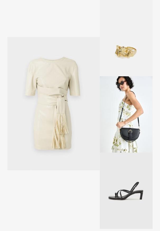 Kremowa skórzana sukienka z krótkimi rękawami, dopasowanym gorsetem i wiązaniem w talii z frędzlami. Gładka tekstura i minimalistyczny design.; Czarne sandały na obcasie z prostokątnym noskiem i niskim słupkowym obcasem. Posiadają wiele cienkich pasków i regulowany pasek na kostkę. Wykonane z gładkiej skóry.; Czarna skórzana torebka o zakrzywionym kształcie, z odpinanym paskiem i złotymi akcentami. Torebka posiada klapę z zapięciem w kształcie klamry.; Złoty pierścionek o teksturowanym, falistym wzorze z trzema wyraźnymi szczytami. Gładka, błyszcząca powierzchnia z otwartą obrączką dla regulowanego dopasowania.