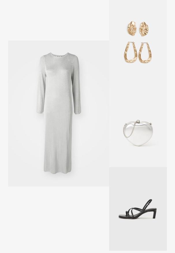 Dolga srebrna obleka iz teksturirane tkanine, z dolgimi rokavi in okroglo vratno odprtino, s robom, ki se konča pri gležnjih.; Črne natikače s trakovi in kvadratnim prstom ter nizkim blokastim peto. Imajo več tankih trakov in nastavljiv trak okoli gležnja. Narejene so iz gladkega usnja.; Kovinska srebrna torbica v obliki srca z gladko teksturo, zapiralom na klip, in srebrnim verižnim trakom.; Zlato obarvani uhani z teksturiranimi, valovitimi oblikami. Vključujejo skulpturalne sponke za ušesa in odprto obliko obročka s kladivastim finišem.