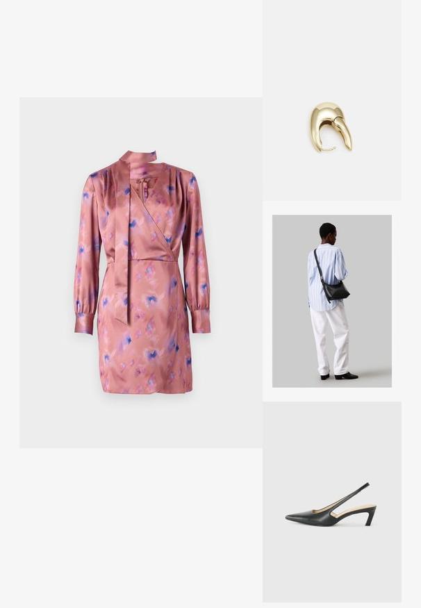 Satin-Wickelkleid in zartem Rosa mit blauen und lila abstrakten Mustern, langen Ärmeln und einer Bindekrawatte am Hals. Der Saum endet über dem Knie.; Schwarzer spitz zulaufender Slingback-Schuh mit niedrigem Absatz, der aus glattem Leder gefertigt ist und seitliche Ausschnitte für Atmungsaktivität aufweist.; Schwarze Leder-Umhängetasche mit weicher Textur, dreieckiger Form und verstellbarem Tragegurt, kombiniert mit einem hellblauen gestreiften Hemd und weißen Hosen.; Ohrringe aus goldfarbenem Metall mit einem schlanken, geschwungenen Design. Sie verfügen über eine markante, spitze Form, eine polierte Oberfläche und einen Scharnierverschluss.