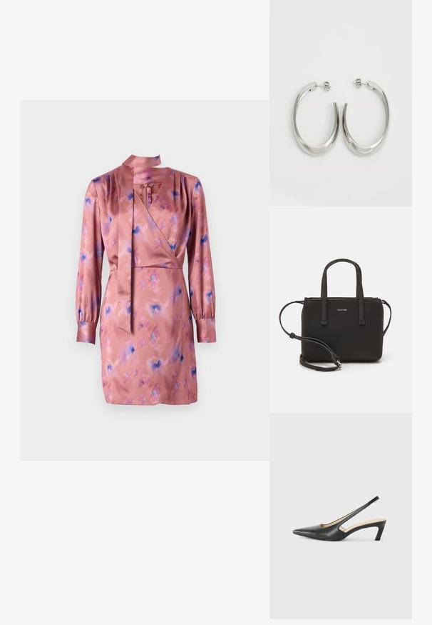 Satin wikkeljurk in zachtroze met blauwe en paarse abstracte patronen, lange mouwen en een strikdetail bij de hals. De zoom valt boven de knie.; Zwarte puntige slingback schoen met een lage hak, gemaakt van soepel leer en voorzien van een uitsnede aan de zijkant voor ventilatie.; Zwarte handtas met dubbele korte handvatten en een afneembare schouderriem. Glad, leerachtig materiaal met een ritssluiting en logo-detail.; Zilveren oorringen met een gladde, gebogen vorm. Voorzien van een glanzende metallic afwerking en studsluiting. Geen zichtbare patronen of accenten.