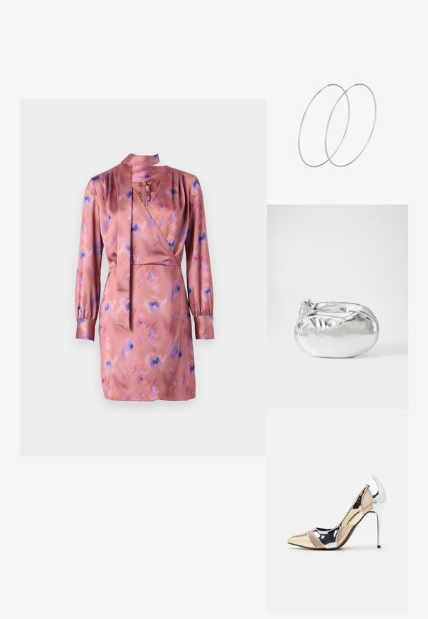 Abito avvolgente in satin di un delicato rosa con motivi astratti blu e viola, maniche lunghe e dettaglio al collo con fiocco. L'orlo finisce sopra il ginocchio.; Scarpa con tacco alto a punta, con una combinazione di colori argento, oro e nudo. Finitura lucida con design a ritaglio, con tacco a stiletto.; Borsa a pochette metallica argentea con una forma morbida e arrotondata e chiusura superiore annodata. Realizzata in materiale sintetico morbido.; Orecchini a cerchio in argento con un design minimalista. Forma circolare, superficie liscia e profilo sottile. Leggeri con una finitura lucida.